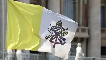 bandera del vaticano ondeante, al fondo plaza san pedro