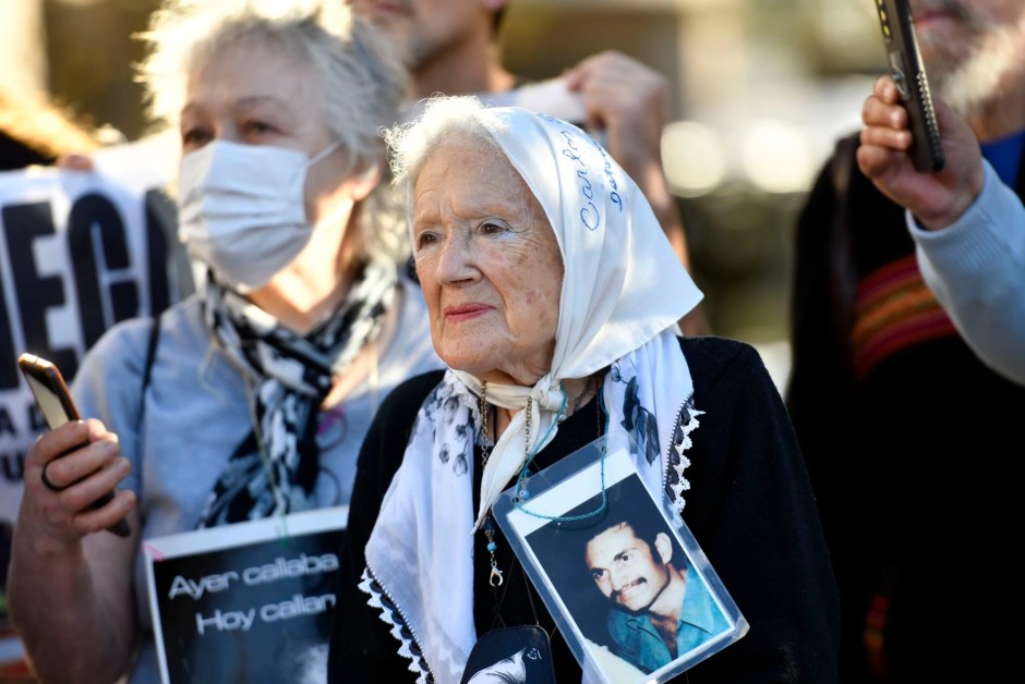 nora, una de las ancianas madres, con su pañuelo y foto de su hijo desaparecido.