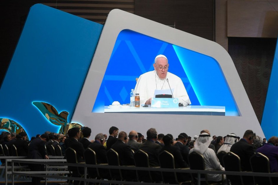 panorama de asistentes al congreso, en una pantalla trapezoidea, el papa francisco