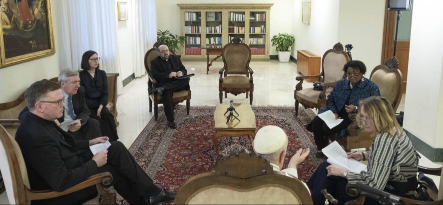 tres hombres y tres mujeres sentados en circulo con el papa, durante una entrevista